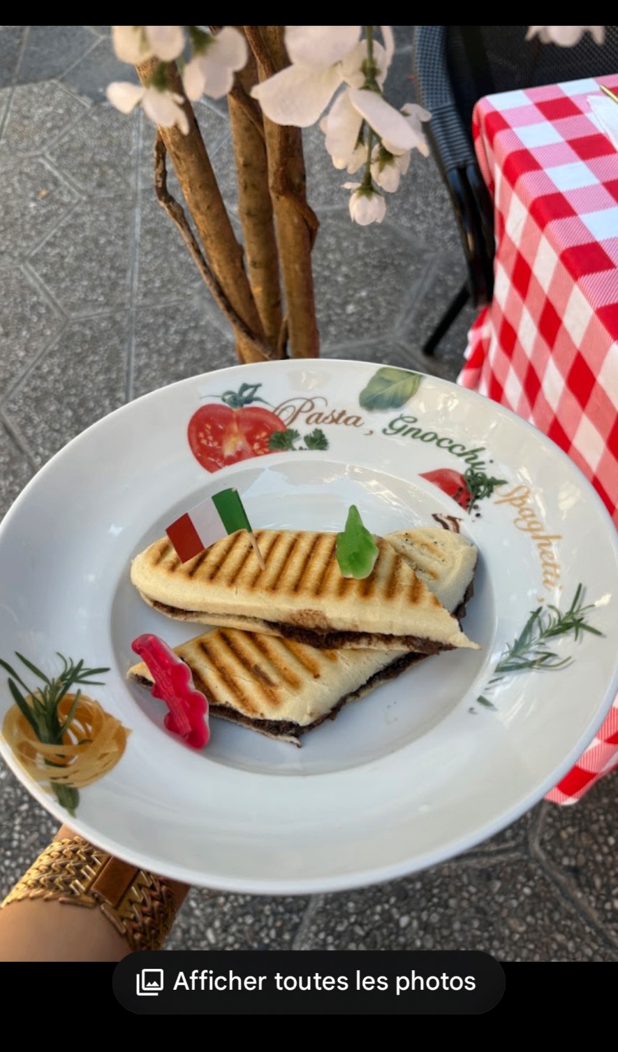 Panini grillé servi avec un drapeau italien