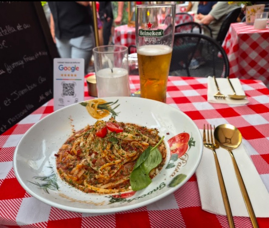 Assiette de pâtes à la bolognaise sur nappe vichy rouge