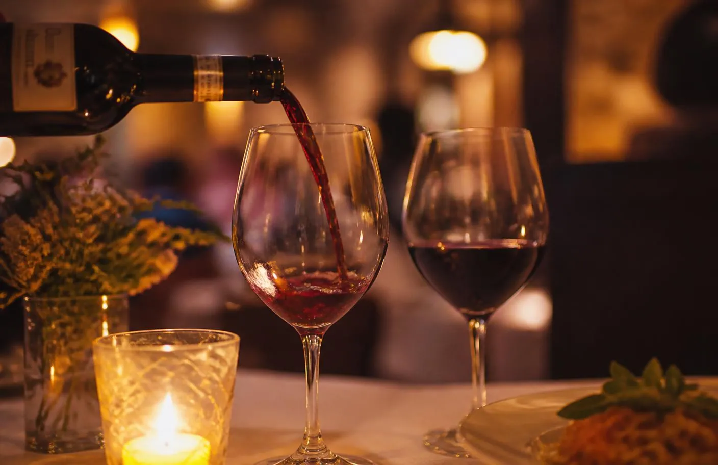 Service d'un verre de vin rouge italien à table